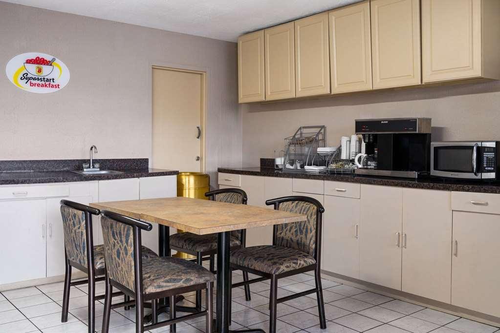 Rodeway Inn Youngstown Udogodnienia zdjęcie